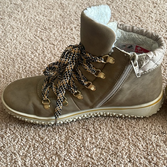 Rieker Women's Cordula Weather-Resistant Ankle Bootie- size 39 European, 8 in US - Picture 2 of 7